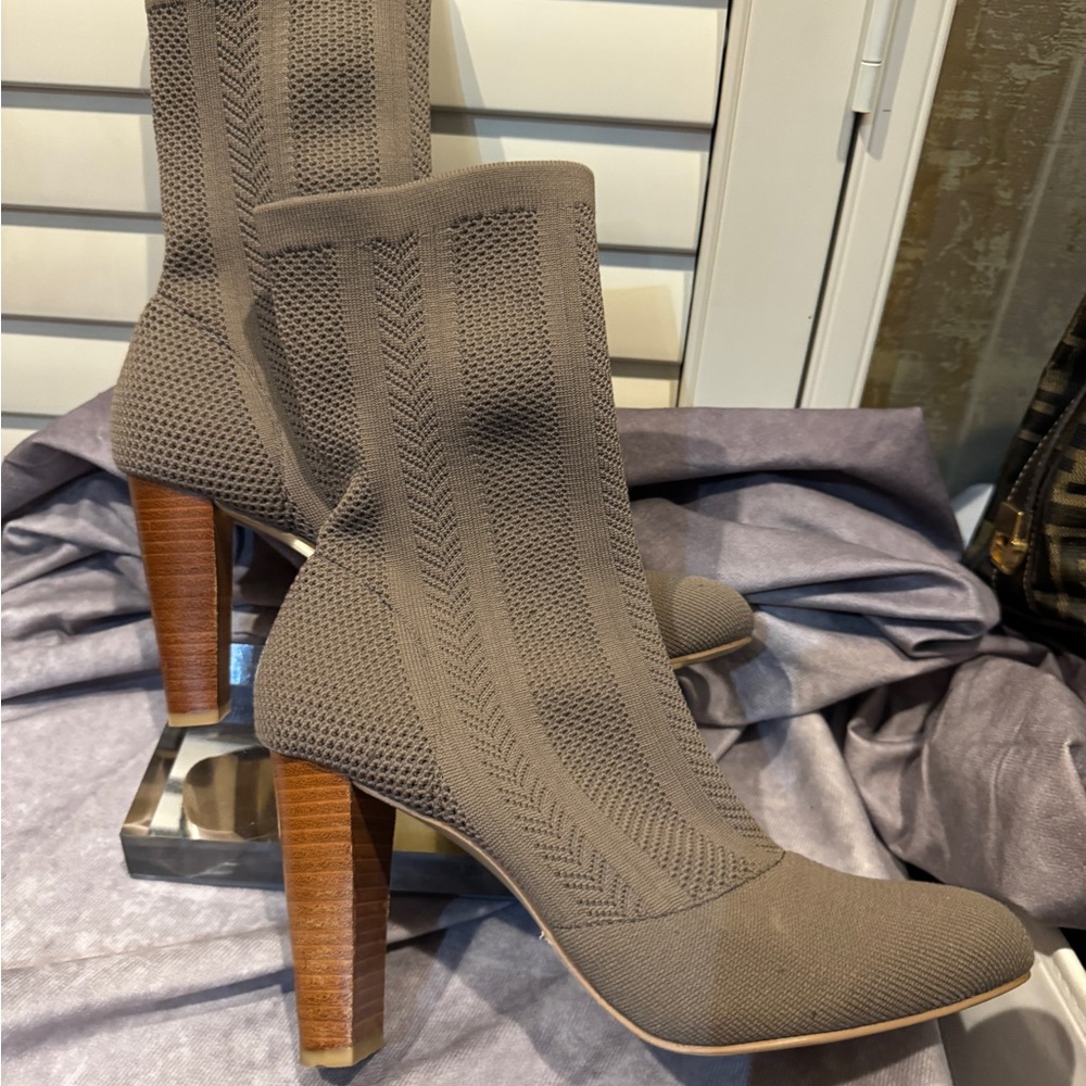 Charles By Charles David Taupe Heels stretch bootie 8M‎